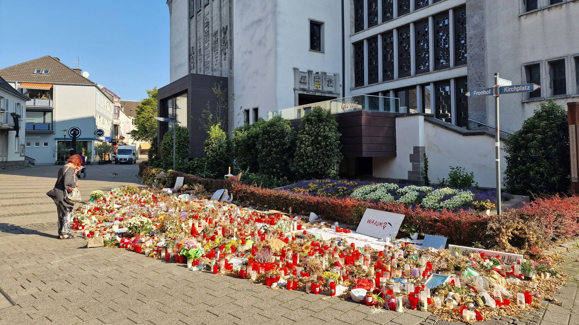 Der Fronhof in Soligen vier Wochen nach dem Attentat während der 650-Jahr-Feier.