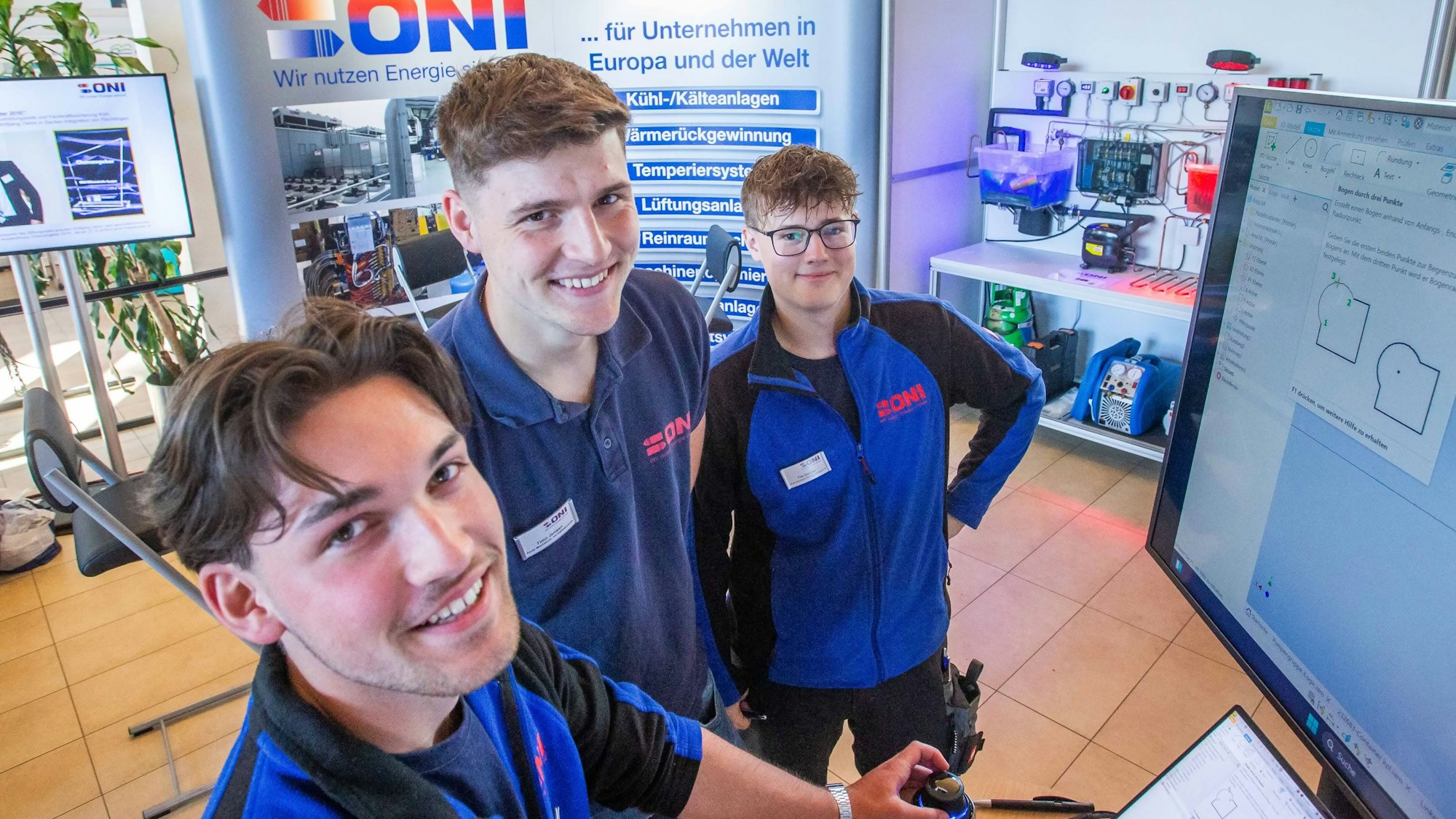 Für die Ausbildung bei der Firma ONI warben die Auszubildenden Kevin Schmidt, Timo Jansen, Tim Sander (v.l.).