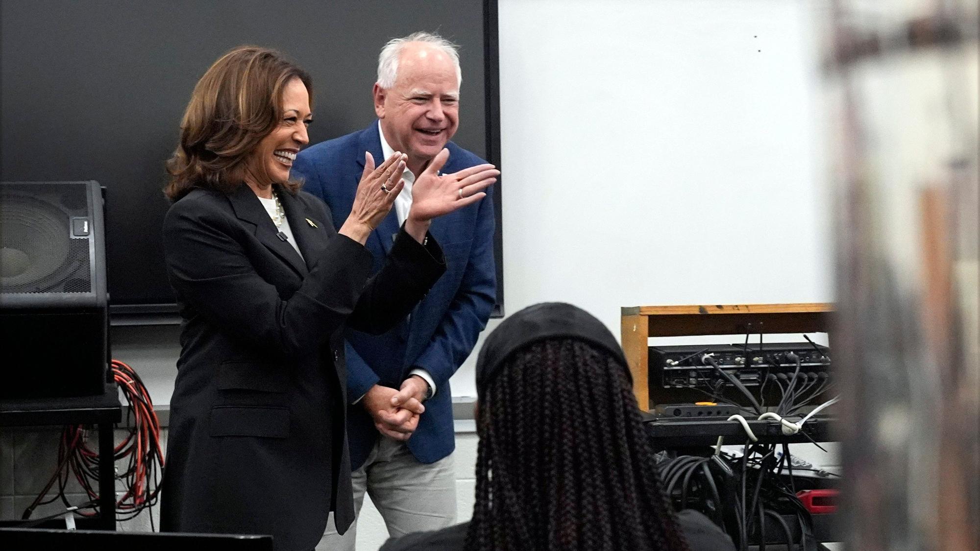 Ein fröhliches Team: Präsidentschaftskandidatin der Demokraten Kamala Harris (l) und Vizepräsidentschaftskandidat Tim Walz. (Archivbild)