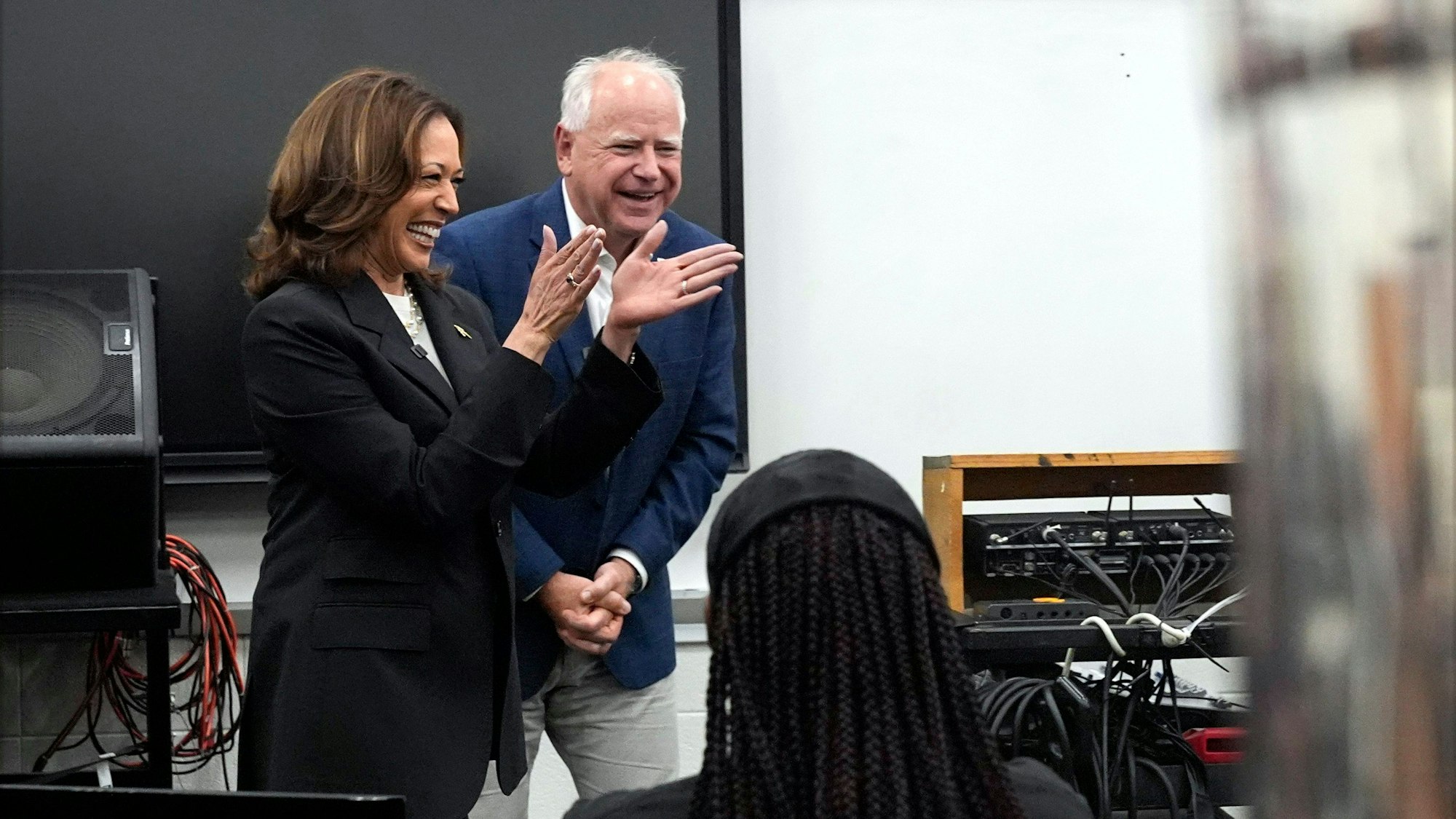 Ein fröhliches Team: Präsidentschaftskandidatin der Demokraten Kamala Harris (l) und Vizepräsidentschaftskandidat Tim Walz. (Archivbild)
