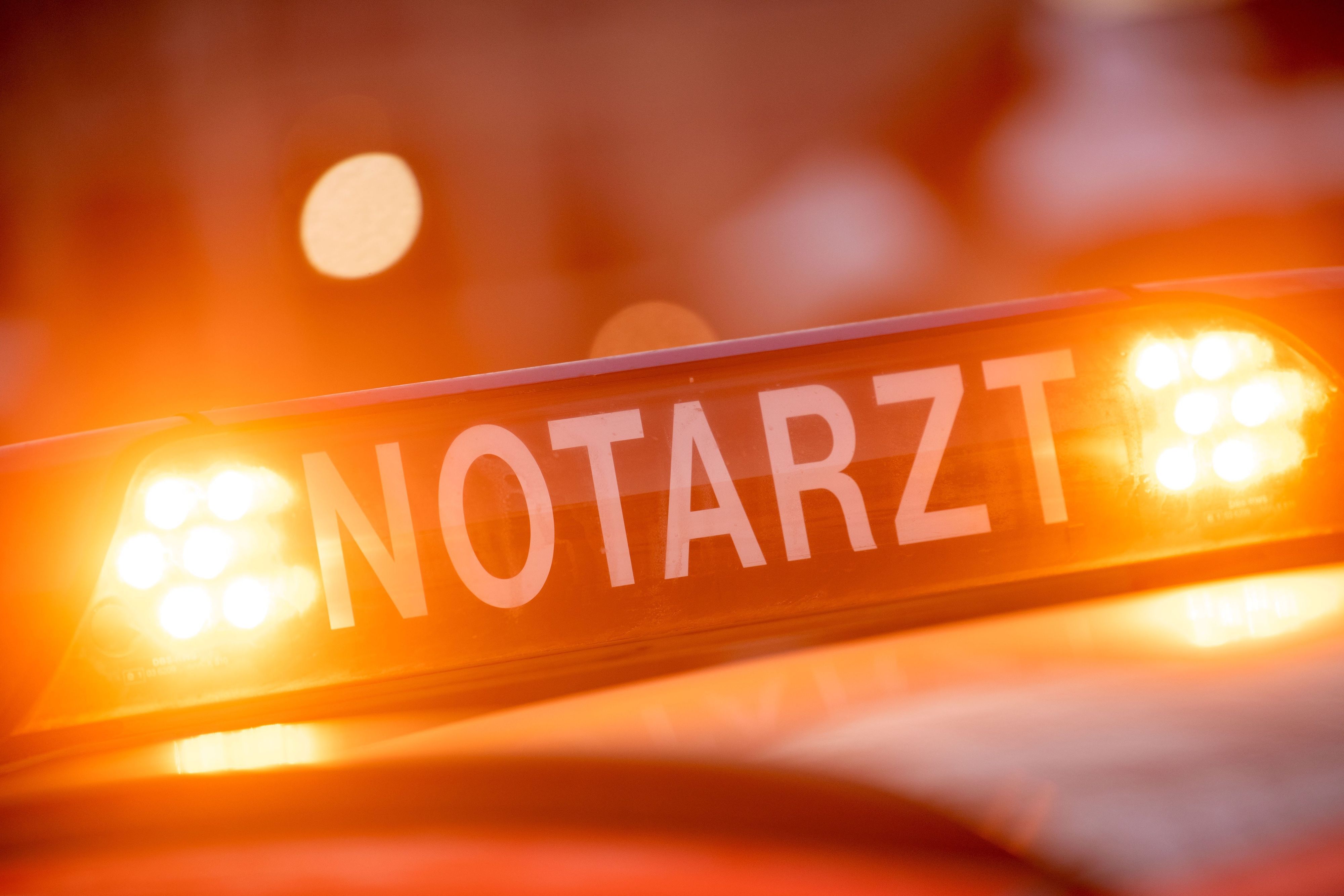 Ein Schild mit der Aufschrift „Notarzt“ steht auf einem Einsatzwagen.