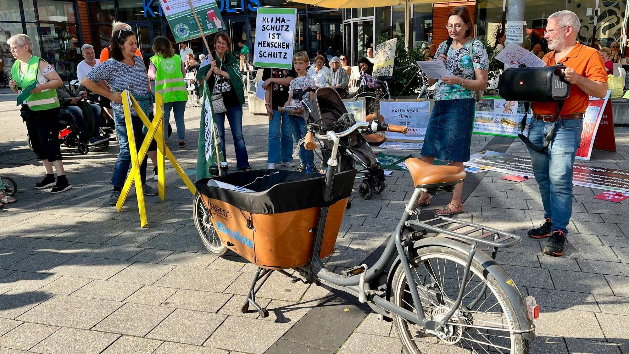 Die Klima-Aktivisten Alice Werner und Benedikt Rees vor dem Rathaus