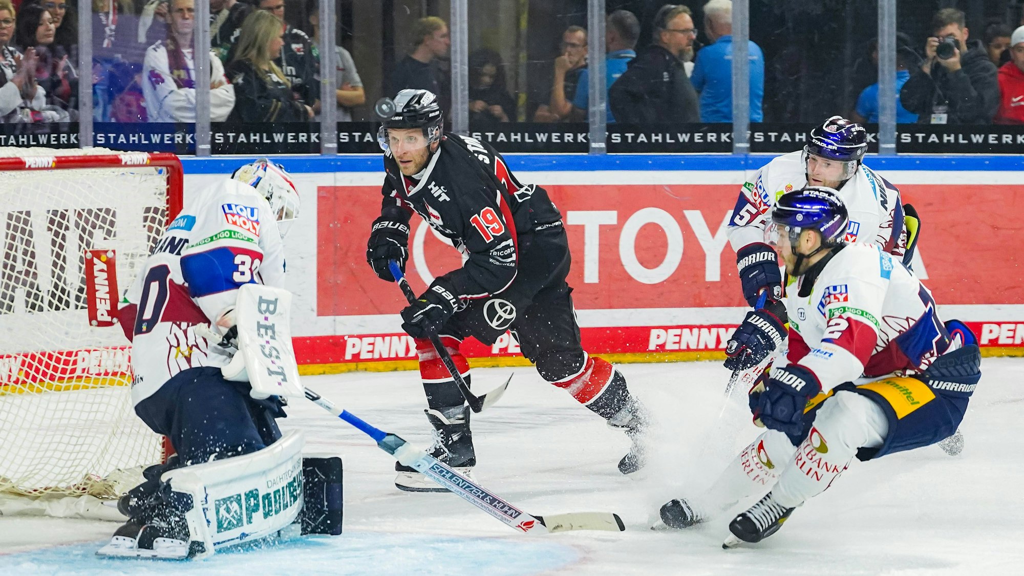 Jake Hildebrand von Berlin, Frederik Storm von Köln und Eric Mik von Berlin im Duell beim Eishockeyspiel in der Kölner Lanxess Arena.