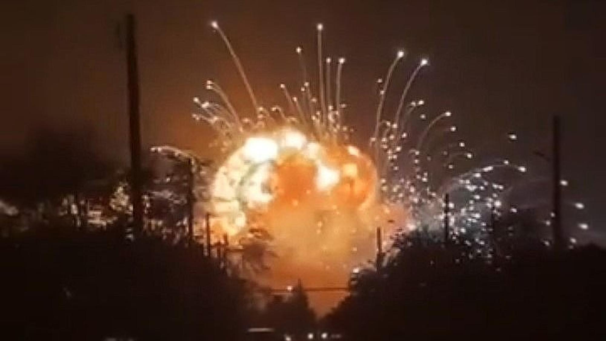 Ein Screenshot aus einem Video soll die heftige Explosion in Krasnodar zeigen. Die ukrainische Armee hat dort offenbar ein russisches Munitionsdepot mit Drohnen angegriffen.