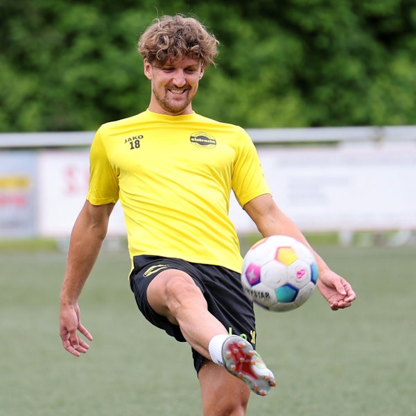 Enzo Wirtz spielt mit dem Ball am Fuß.
