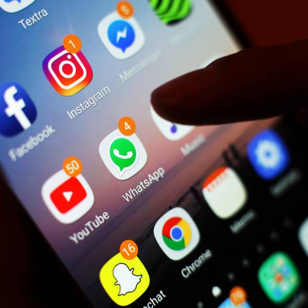 Ein Blick auf ein Handy mit den verschiedenen Social Media Apps, wie Facebook, Instagram, WhatsApp.