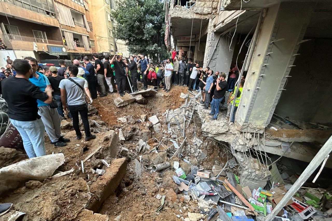 Menschen in Beirut sind um Trümmer versammelt, die um ein Haus herum liegen. Israel hatte einen gezielten Luftangriff auf Hisbollah-Kommandeure gestartet.
