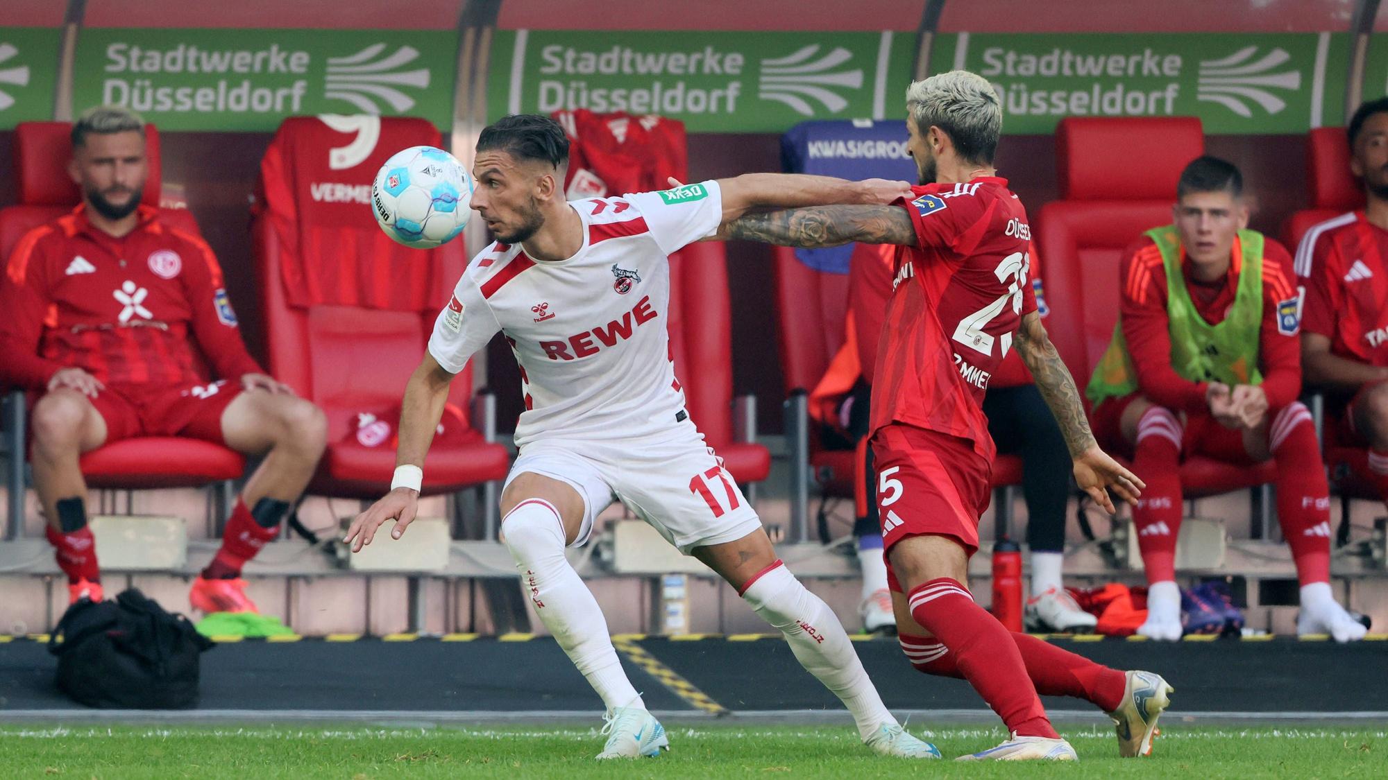 Leart Pacarada vom 1.FC Köln kämpft im Spiel bei Fortuna Düsseldorf um den Ball.