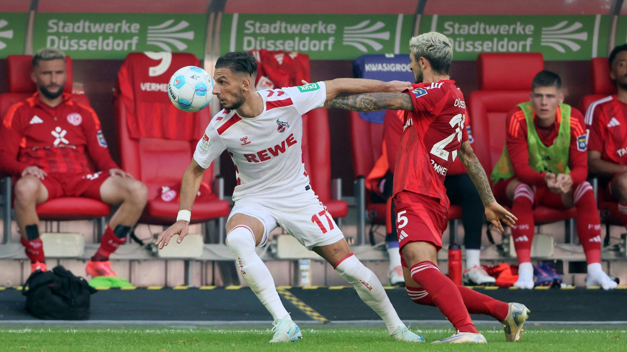 Leart Pacarada vom 1.FC Köln kämpft im Spiel bei Fortuna Düsseldorf um den Ball.