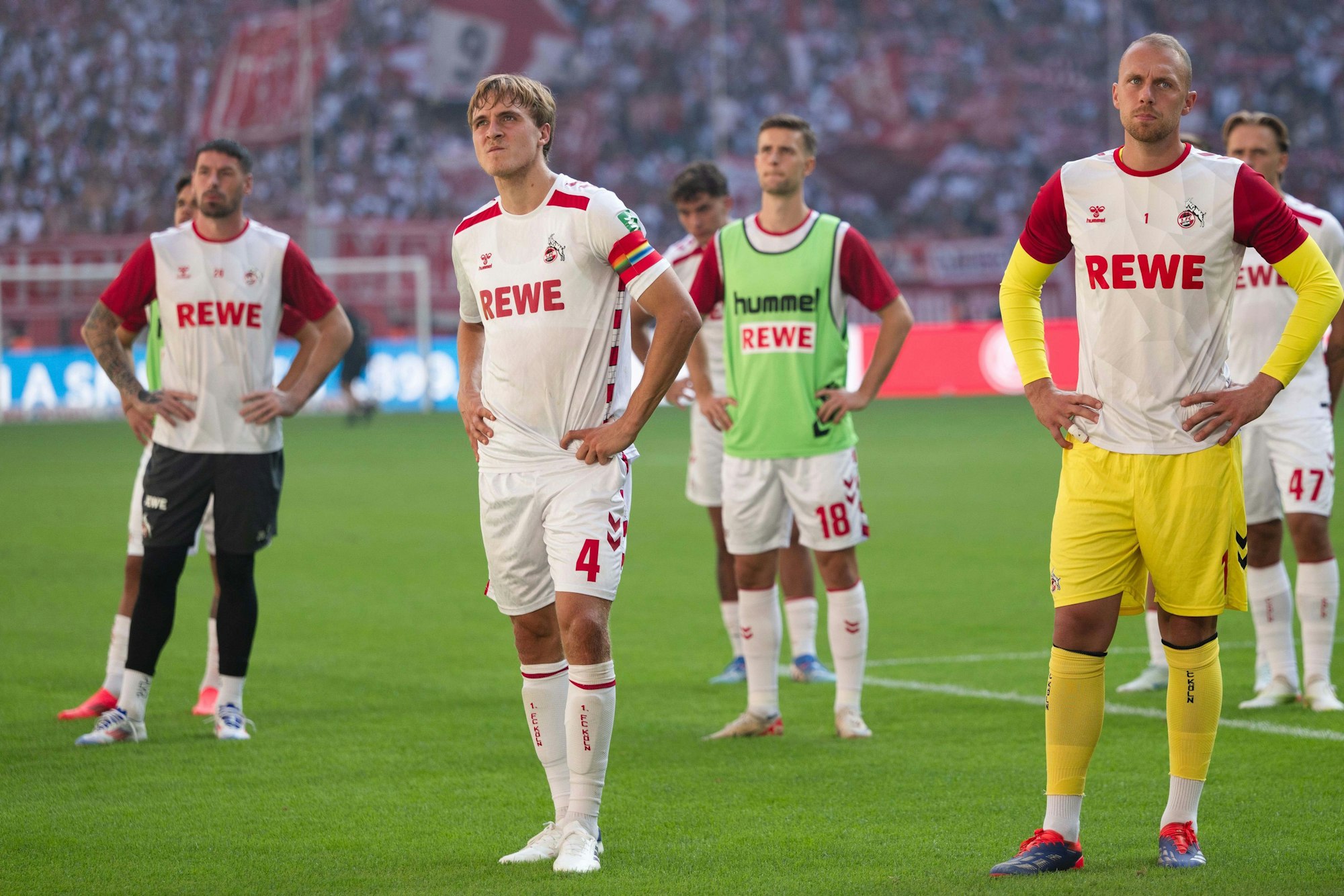 Timo Hübers (l.) und Marvin Schwäbe stehen zusammen mit der Mannschaft vor dem Kölner Gästeblock in Düsseldorf. Zwei Punkte gingen in letzter Sekunde noch verloren. Beide Spieler verloren derweil auch beim neuesten Update von Transfermarkt.de an Marktwert.