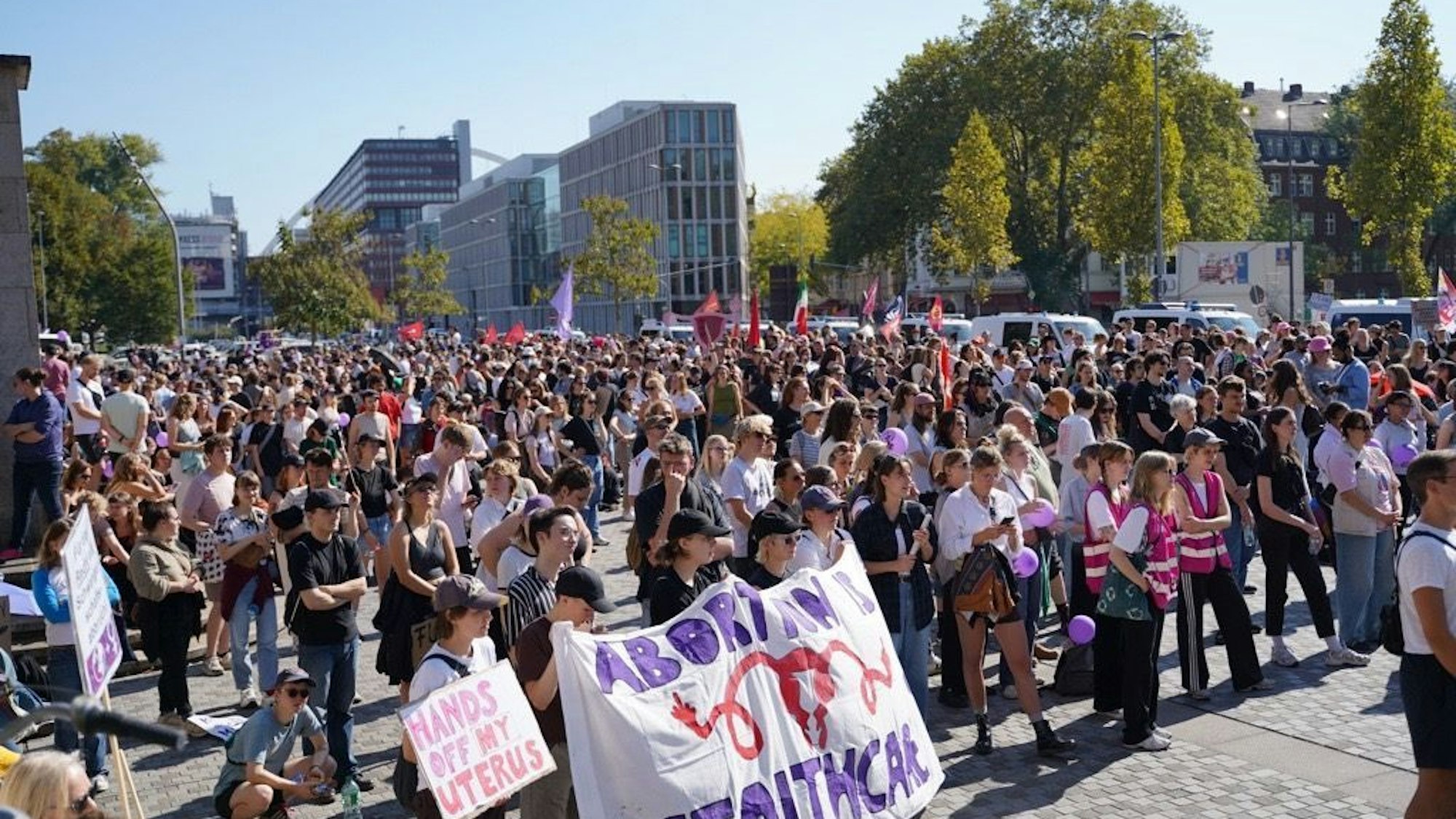 Eine Stunde vor Beginn des Marschs der sogenannten Lebensrechtsbewegung versammeln sich tausende Menschen für eine Gegendemonstration. Abortion is Healthcare, ist auf einem Plakat zu lesen, englisch für Abtreibung ist Gesundheitsvorsorge.