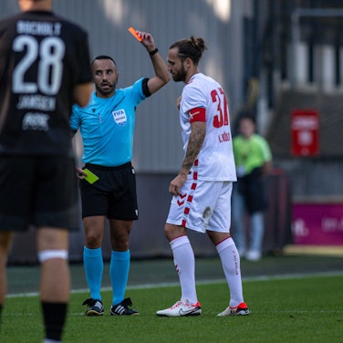 Fussball, Saison 2024/2025, Regionalliga West, 21.09.2024, 08. Spieltag, Herren, 1.FC Koeln U23 weiss vs. 1.FC Bocholt schwarz /// v.l.: Jasmin Sabotic Schiedsrichter, Marco Hoeger 1. FC Koeln U23, Koeln Franz-Kremer-Stadion Nordrhein-Westfalen Deutschland *** Football, Season 2024 2025, Regionalliga West, 21 09 2024, Matchday 08, Men, 1 FC Koeln U23 white vs 1 FC Bocholt black v l Jasmin Sabotic Referee , Marco Hoeger 1 FC Koeln U23 , Koeln Franz Kremer Stadion Nordrhein Westfalen Germany 240921_fb_1fc-koeln-u23_1fc-bocholt_33310