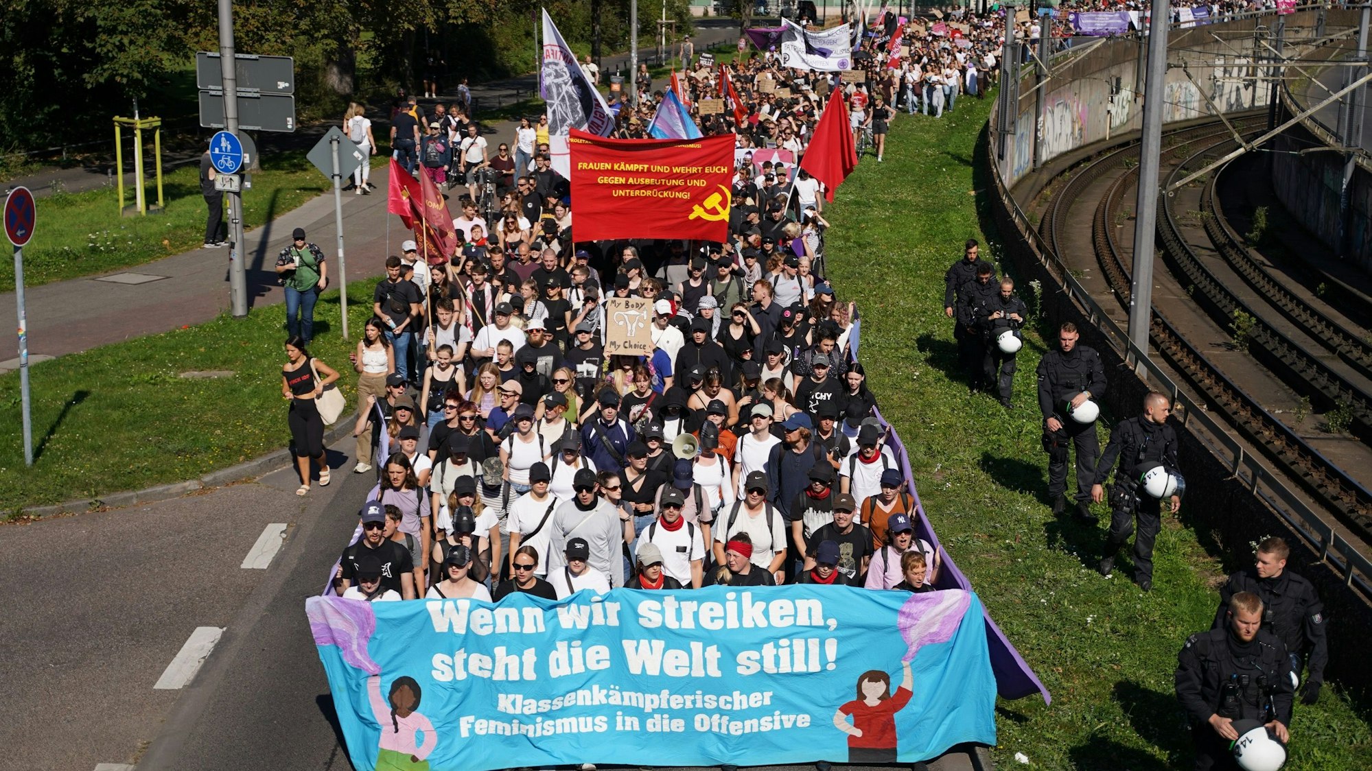 Die Gegendemonstration zieht mit Transparenten und Plakaten durch Köln und skandieren.