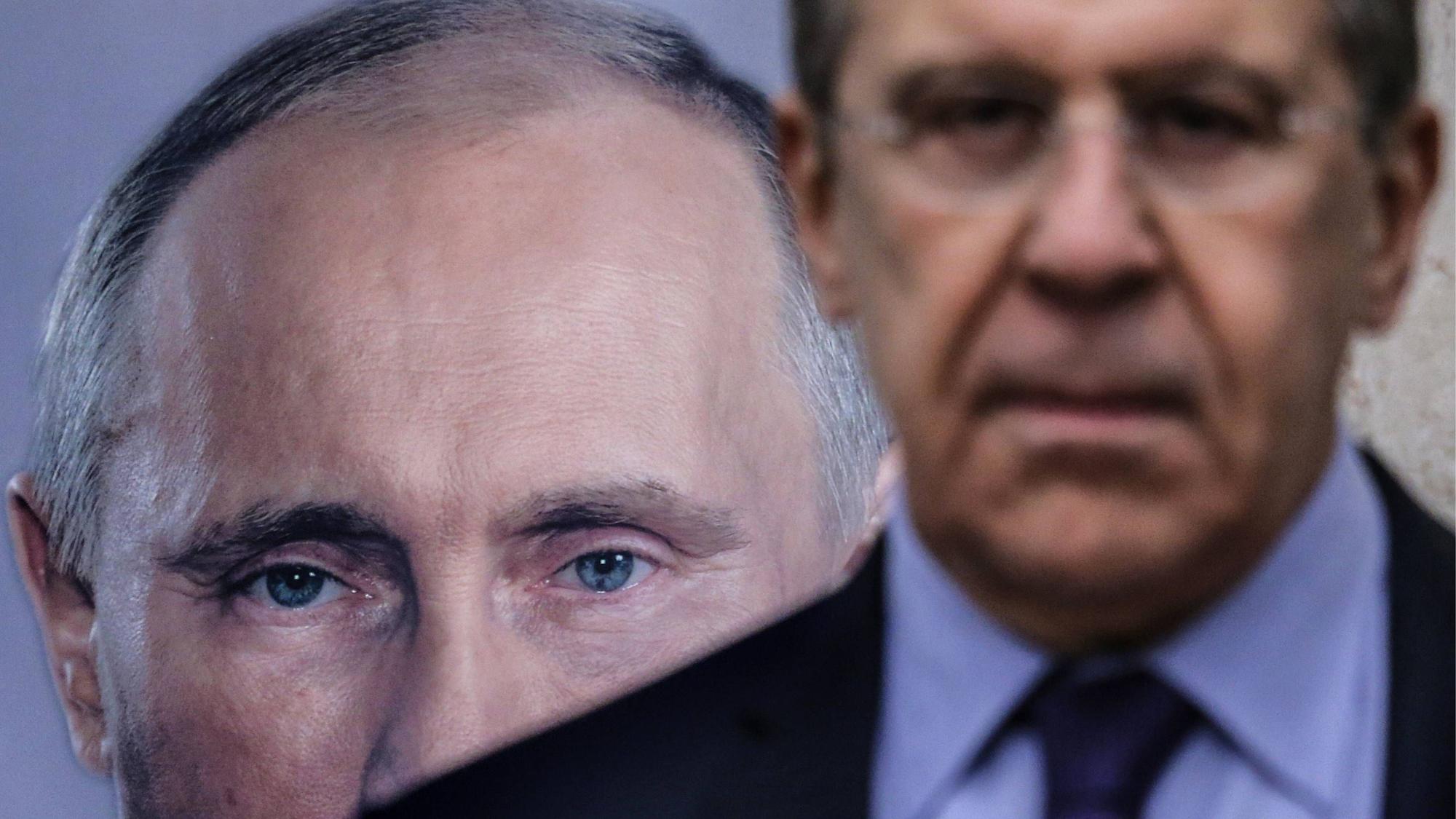 Russlands Außenminister Sergej Lawrow steht vor einem Portrait von Kremlchef Wladimir Putin. Aus Russland kommen erneut Drohungen statt Diplomatie. (Archivbild)