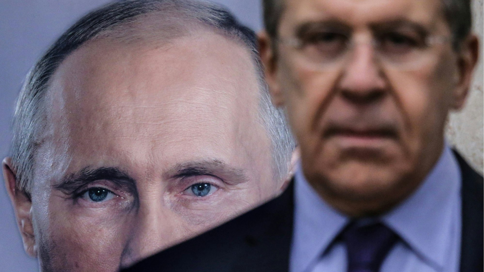 Russlands Außenminister Sergej Lawrow steht vor einem Portrait von Kremlchef Wladimir Putin. Aus Russland kommen erneut Drohungen statt Diplomatie. (Archivbild)