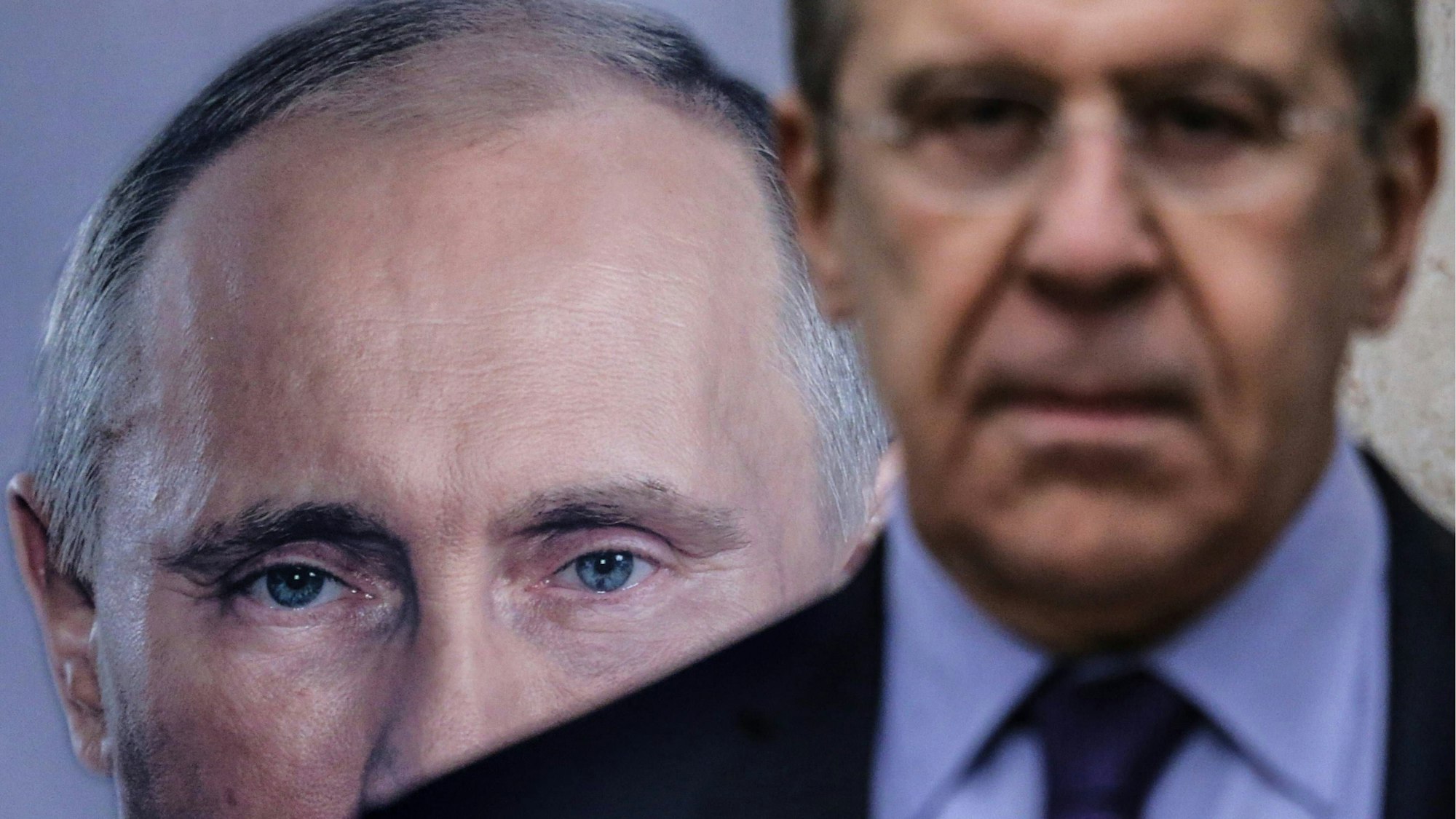 Russlands Außenminister Sergej Lawrow steht vor einem Portrait von Kremlchef Wladimir Putin. Aus Russland kommen erneut Drohungen statt Diplomatie. (Archivbild)