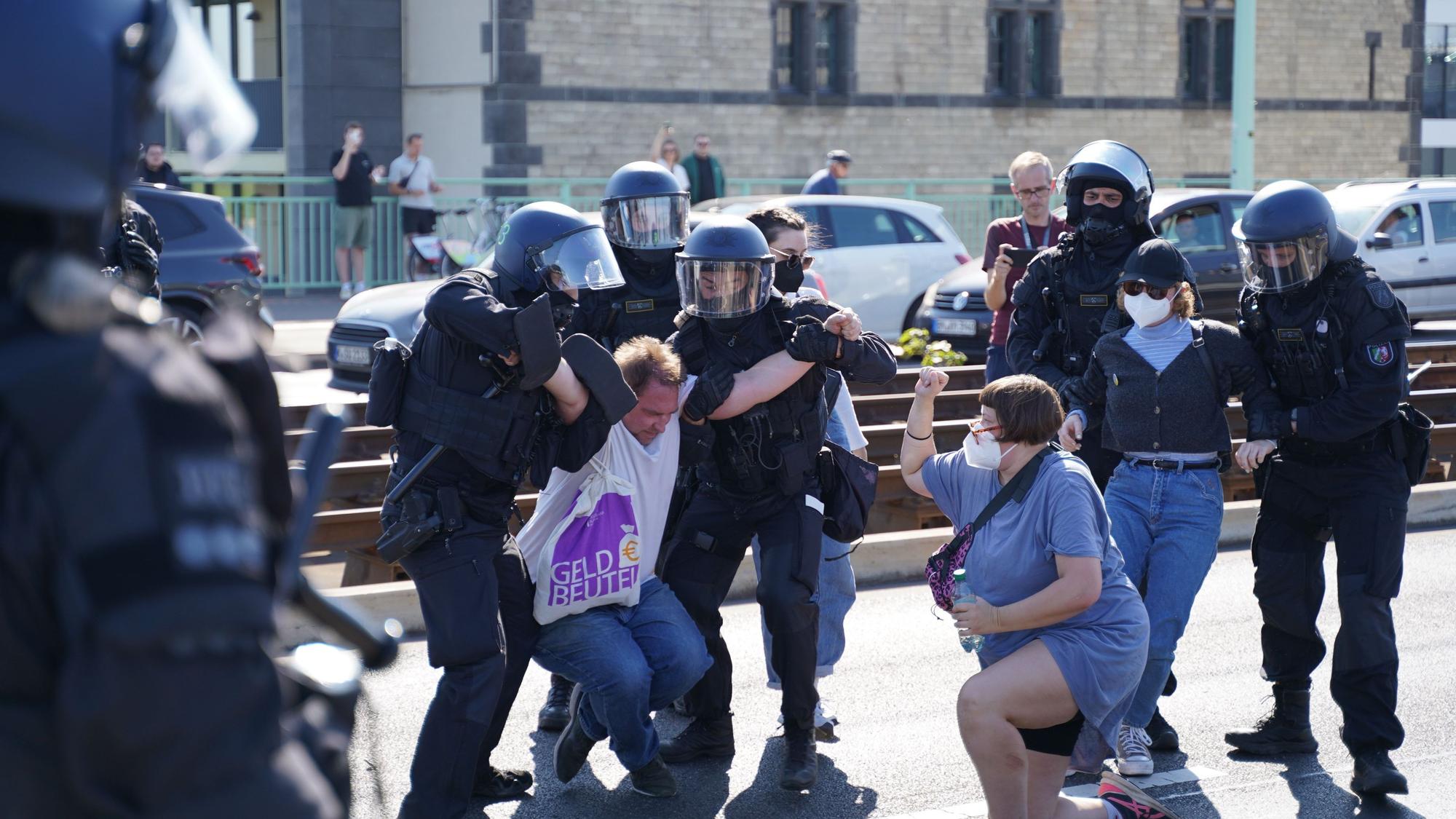 Die Sitzblockade wird von der Polizei aufgelöst.