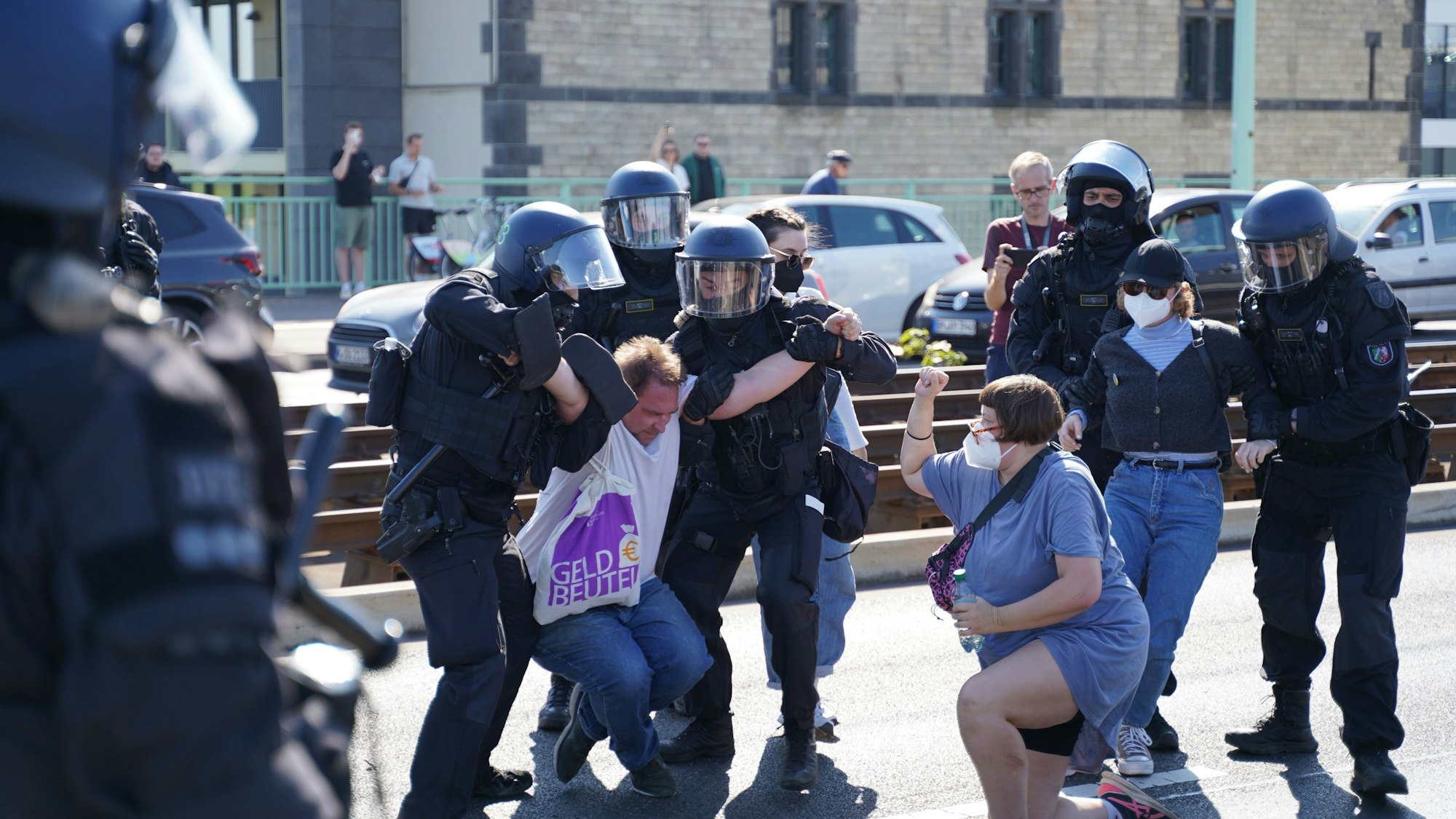 Die Sitzblockade wird von der Polizei aufgelöst.