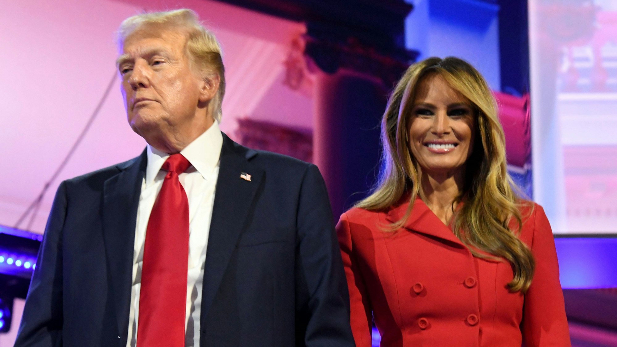 Donald Trump und Melania Trump stehen nebeneinander.