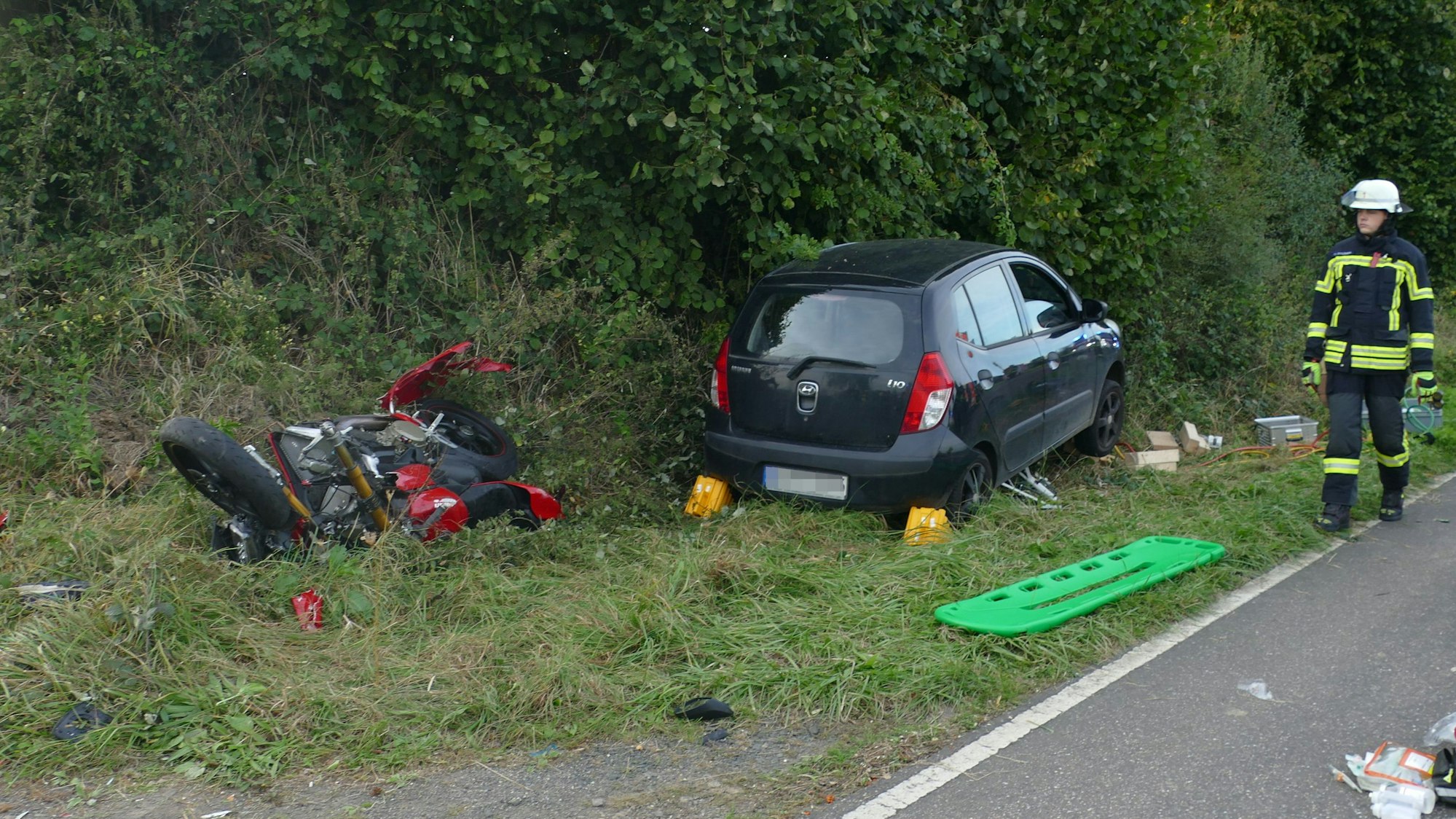 Auto und Motorrad landeten im Straßengraben.