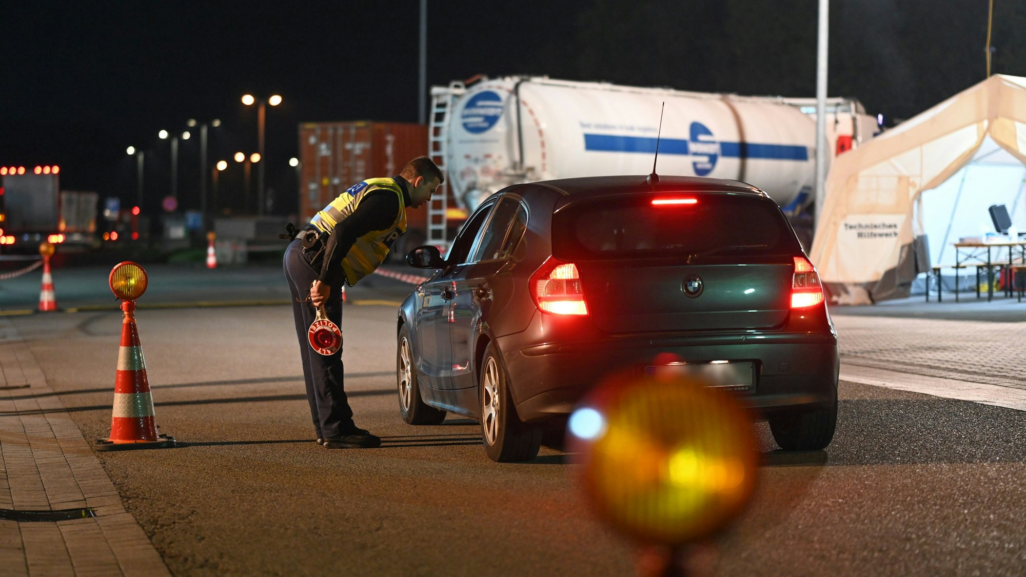 Die Bundespolizei kontrolliert einen Pkw am Grenzübergang bei Bad Bentheim, Niedersachsen. Deutschland hat seine bereits laufenden Grenzkontrollen im Osten und Süden des Landes wie angekündigt auf die Landgrenze im Westen ausgeweitet.