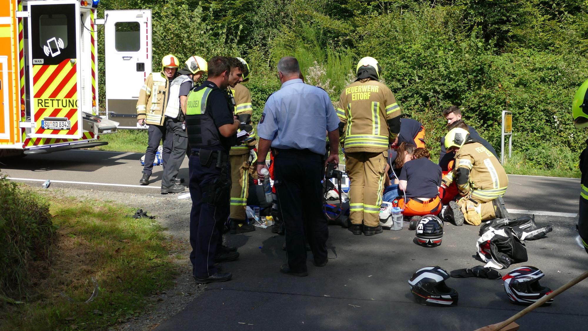 Rettungskräfte versorgen Verletzte auf einer Straße.