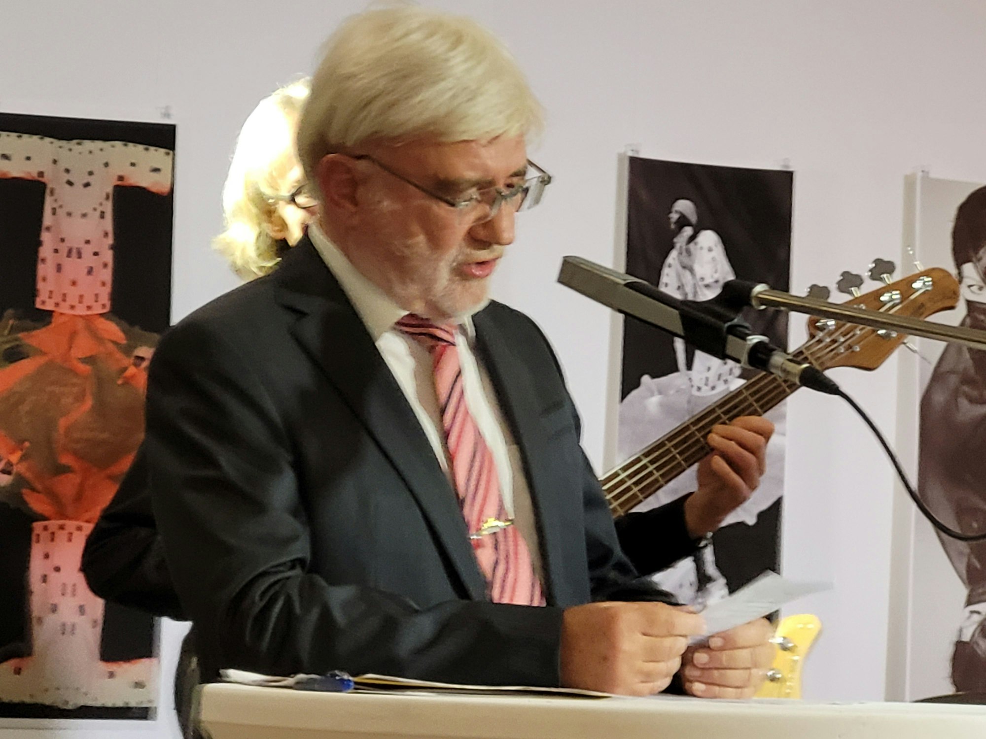 Der neue Ehrenbürger Jürgen Rembold überraschte als Sänger und Songschreiber.