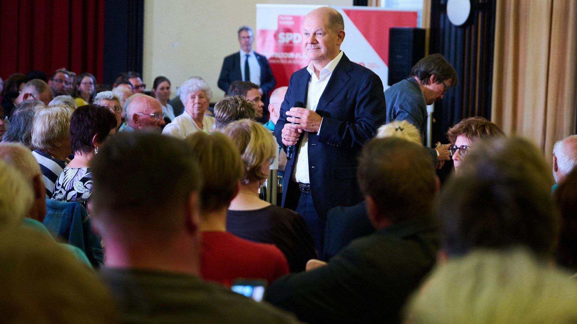Bundeskanzler Olaf Scholz (SPD) setzt seine Sommerreise als Potsdamer Bundestagsabgeordneter in Brandenburg fort und trifft sich zum Bürgerdialog in Niedergörsdorf.