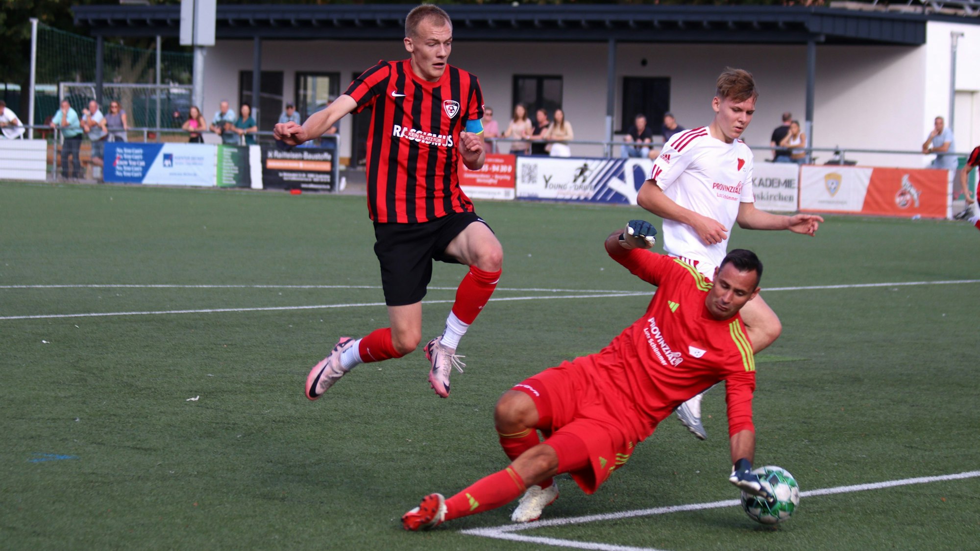 Luke Bungart von der JSG Euskirchen hat den Ball an Thomas Duell vorbeigelegt und springt über den Torwart.