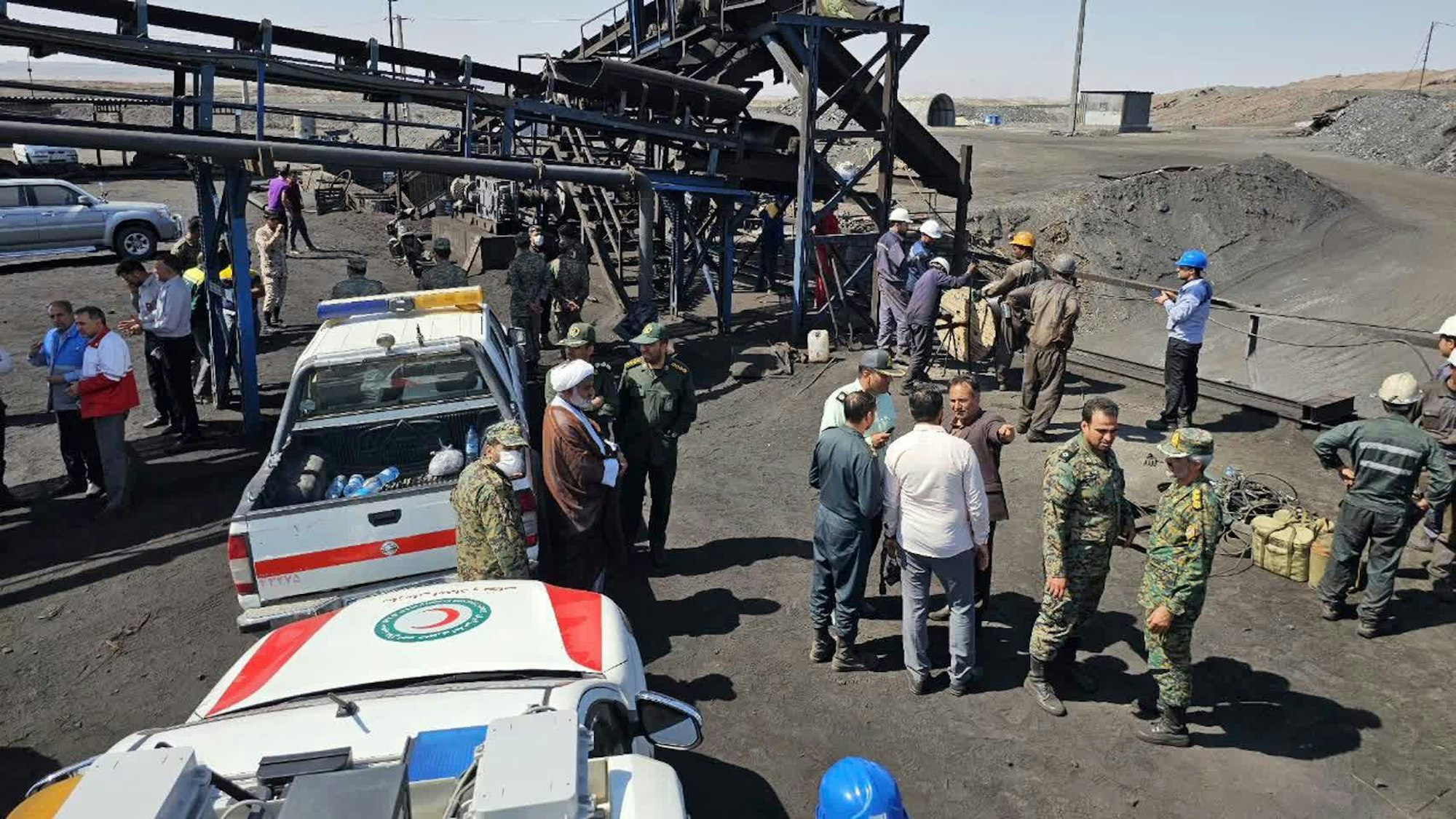 Iran, Tabas: Auf diesem von der iranischen Gesellschaft des Roten Halbmonds veröffentlichten Foto sind Bergleute und Polizisten am Standort einer Kohlemine etwa 540 Kilometer südöstlich der iranischen Hauptstadt Teheran zu sehen. Hier starben zahlreiche Menschen bei einer Explosion.