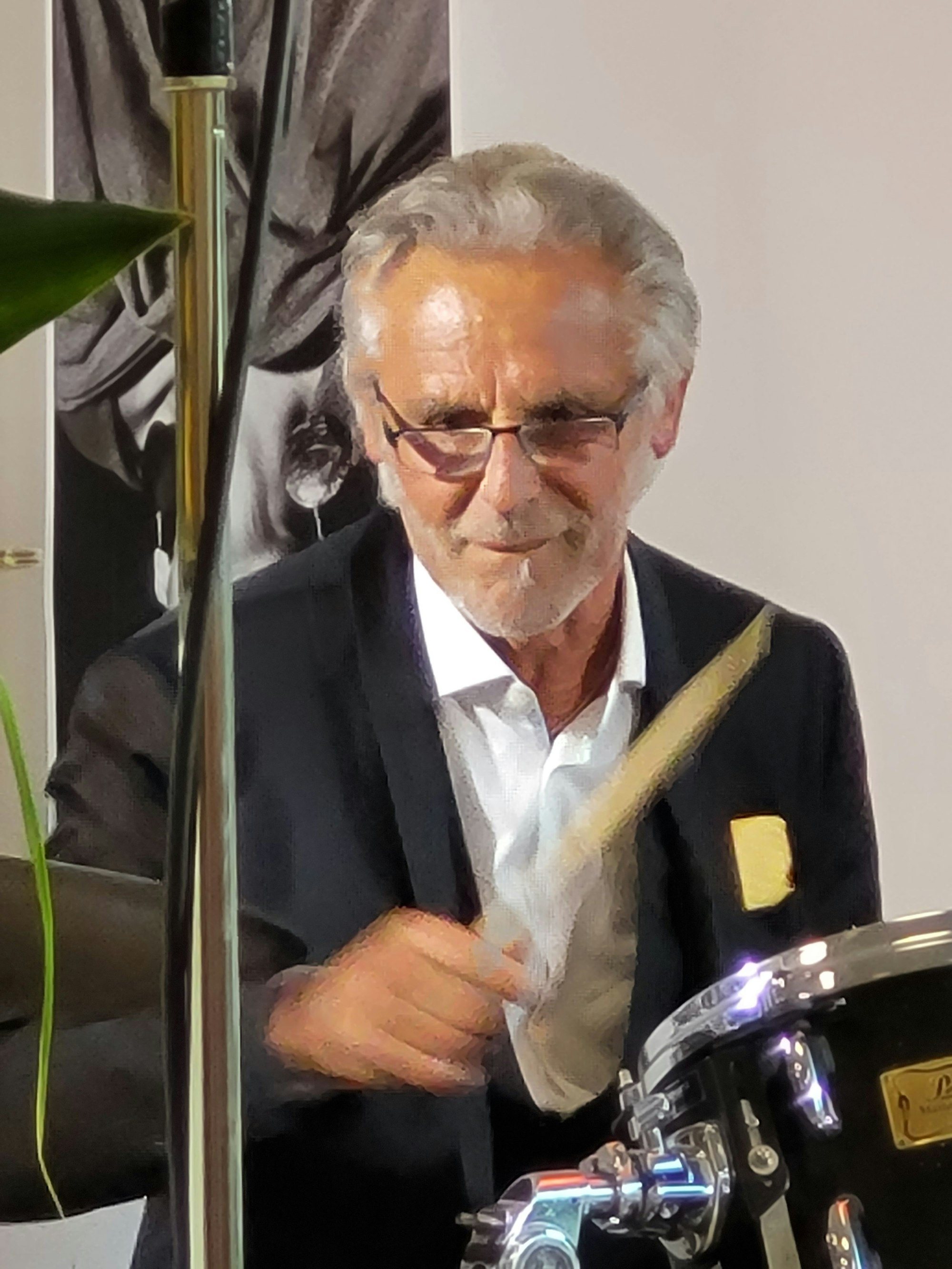 Der neue Rösrather Ehrenbürger Willy Ketzer nahm am Schlagzeug Platz und erntete viel Beifall.