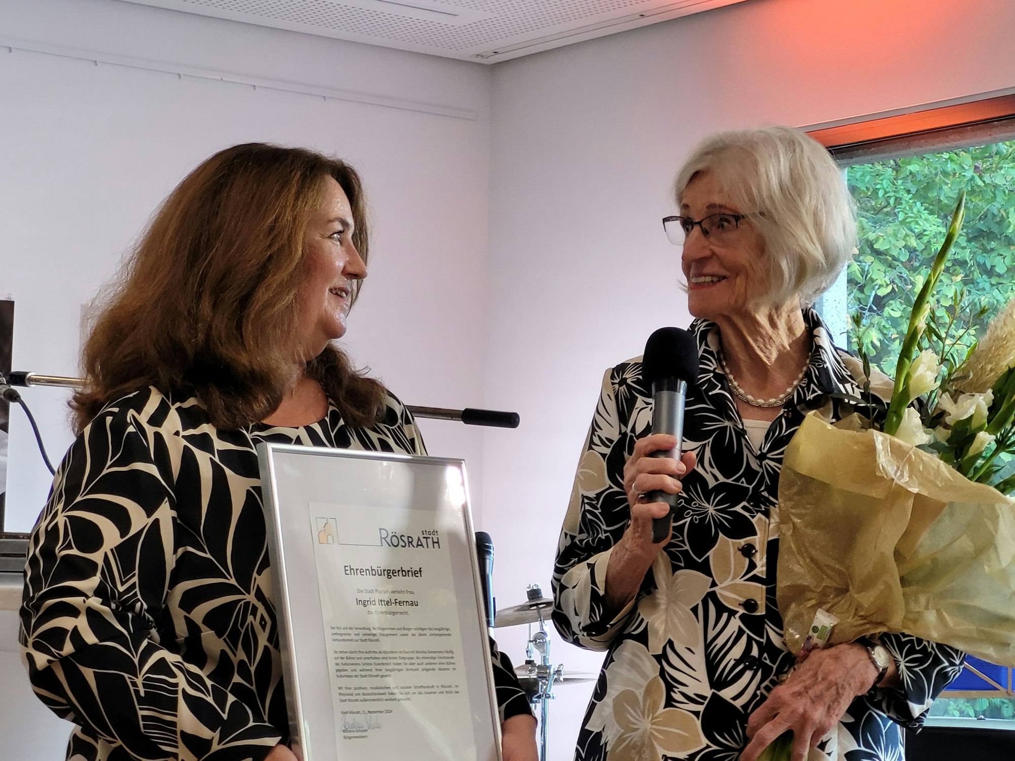 Einen „Ehrenbürgerbrief“ und Blumen erhielt Ingrid Ittel-Fernau (r.) aus der Hand von Bürgermeisterin Bondina Schulze.
