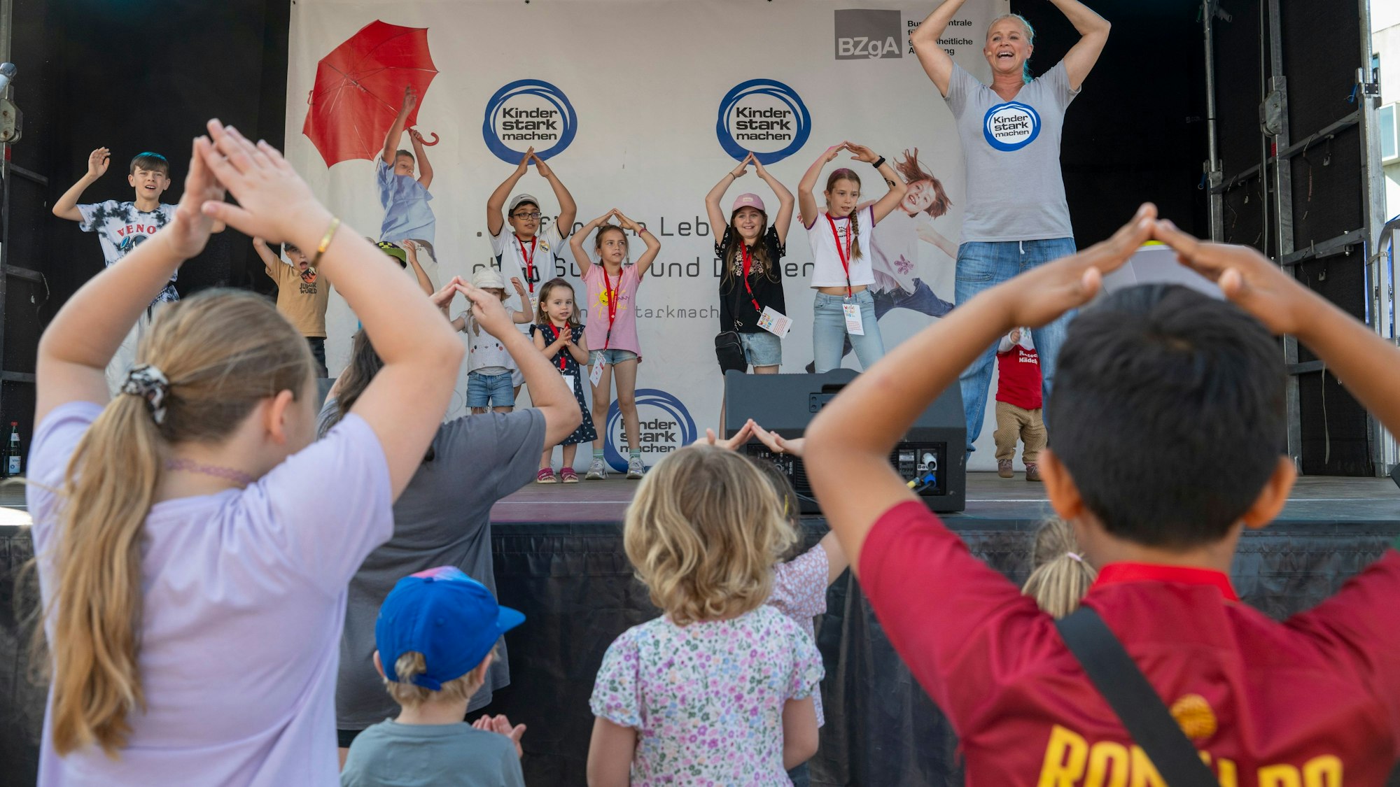 Auf der Bühne am Schokoladenmuseum wurde getanzt.