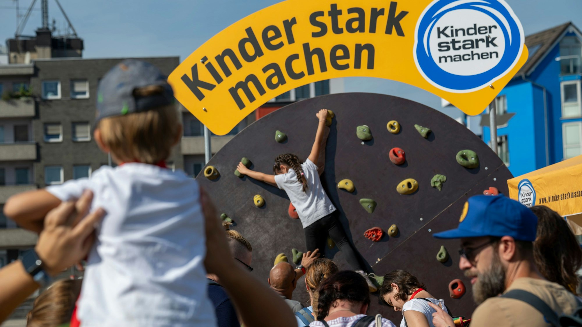 An einer Boulderscheibe konnten die Kinder klettern üben.