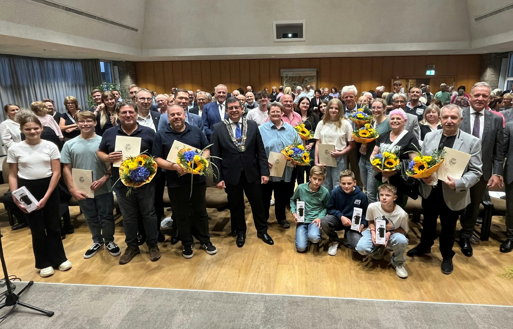 Gruppenbild am Ende des Gummersbacher Bürgertreffs 2024.