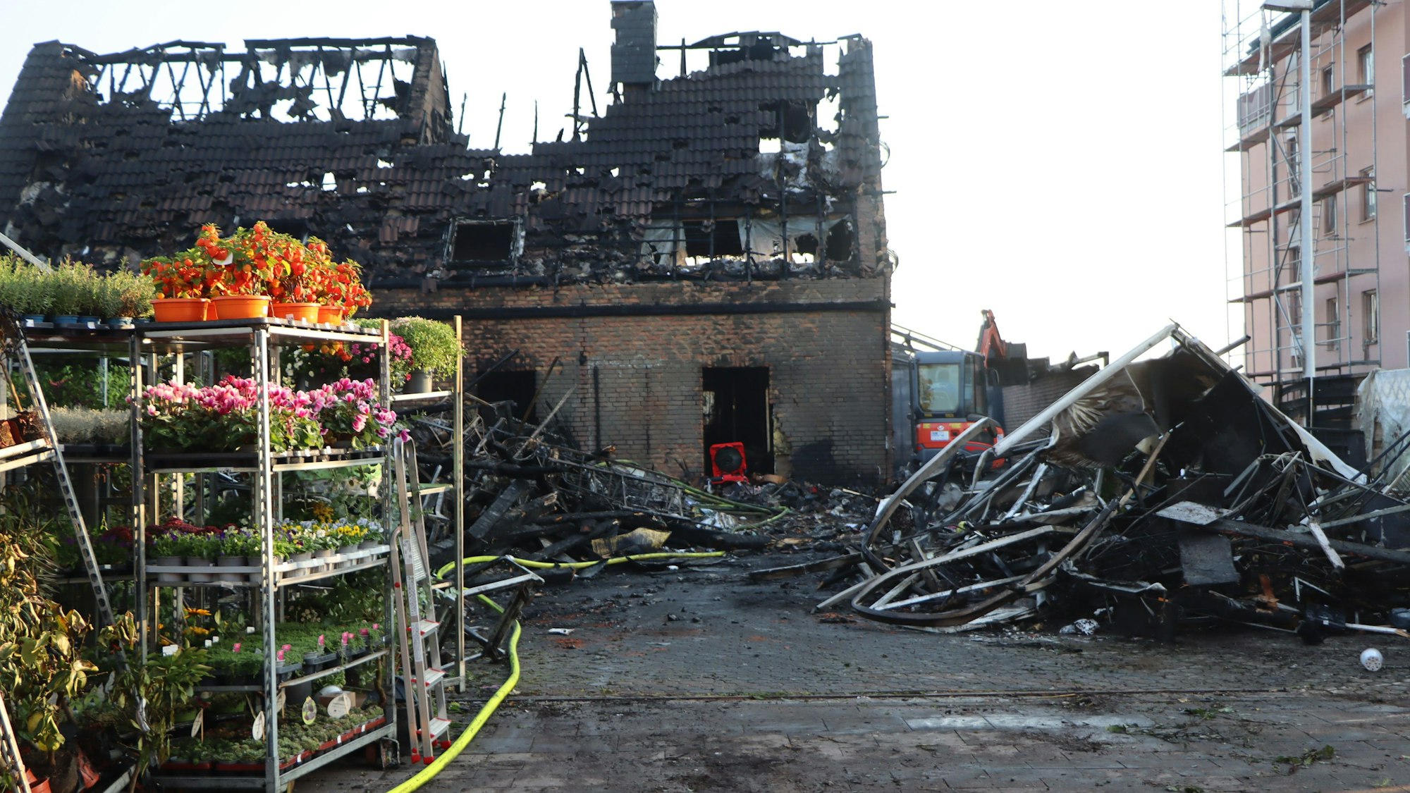 Die Gärtnerei, das Wohnhaus, der Verkaufs- und der Lagerraum sind komplett niedergebrannt.