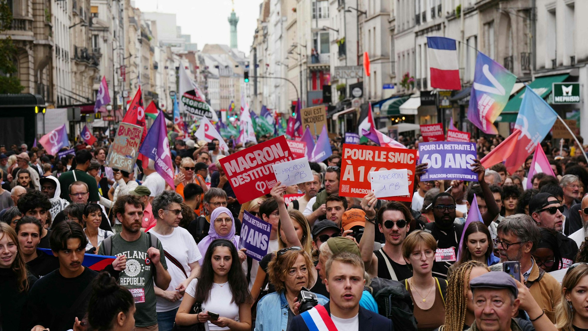 Eine große Demonstration gegen den französischen Präsidenten Emmanuel Macron.