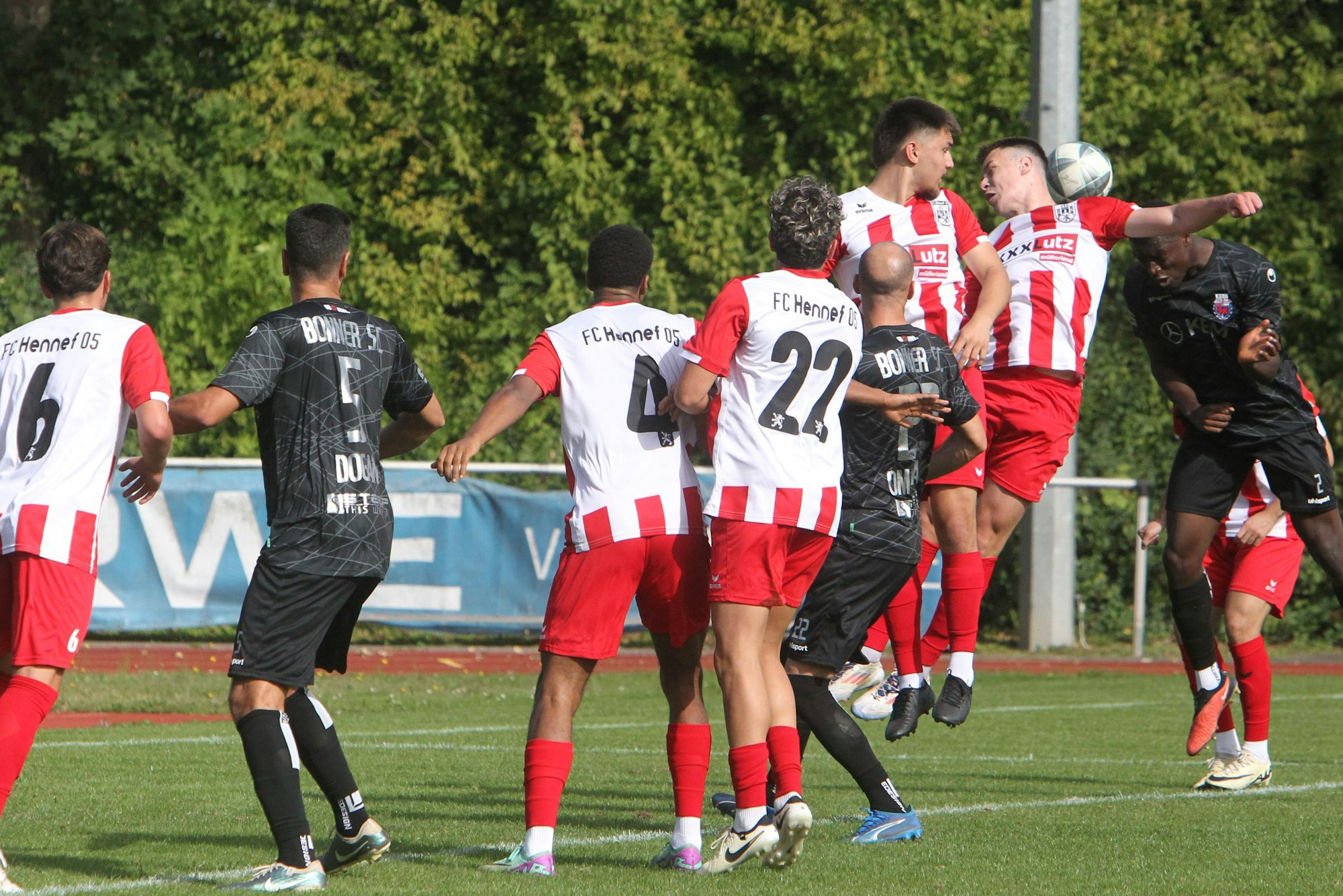 Dicke Luft im Hennefer Strafraum: Zwei Tore nach einer Ecke bringen den Bonner SC auf die Siegerstraße.