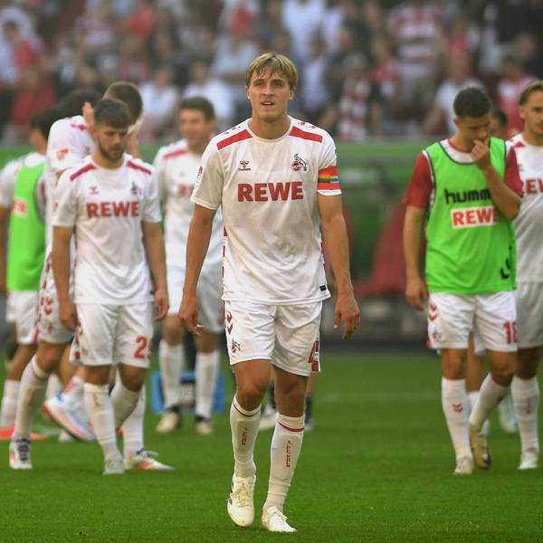 Die Kölner um ihren Kapitän Timo Hübers sind nach dem Abpfiff und dem ganz späten Düsseldorfer Treffer zum 2:2-Endstand bedient.