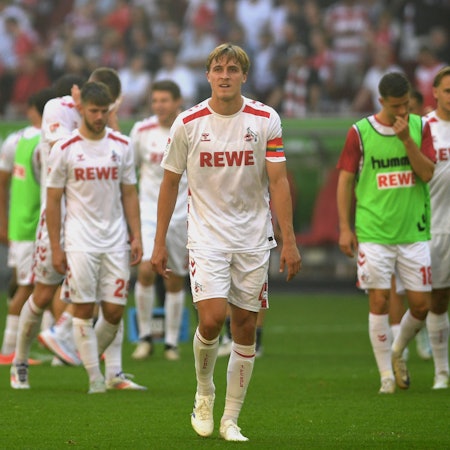 Die Kölner um ihren Kapitän Timo Hübers sind nach dem Abpfiff und dem ganz späten Düsseldorfer Treffer zum 2:2-Endstand bedient.