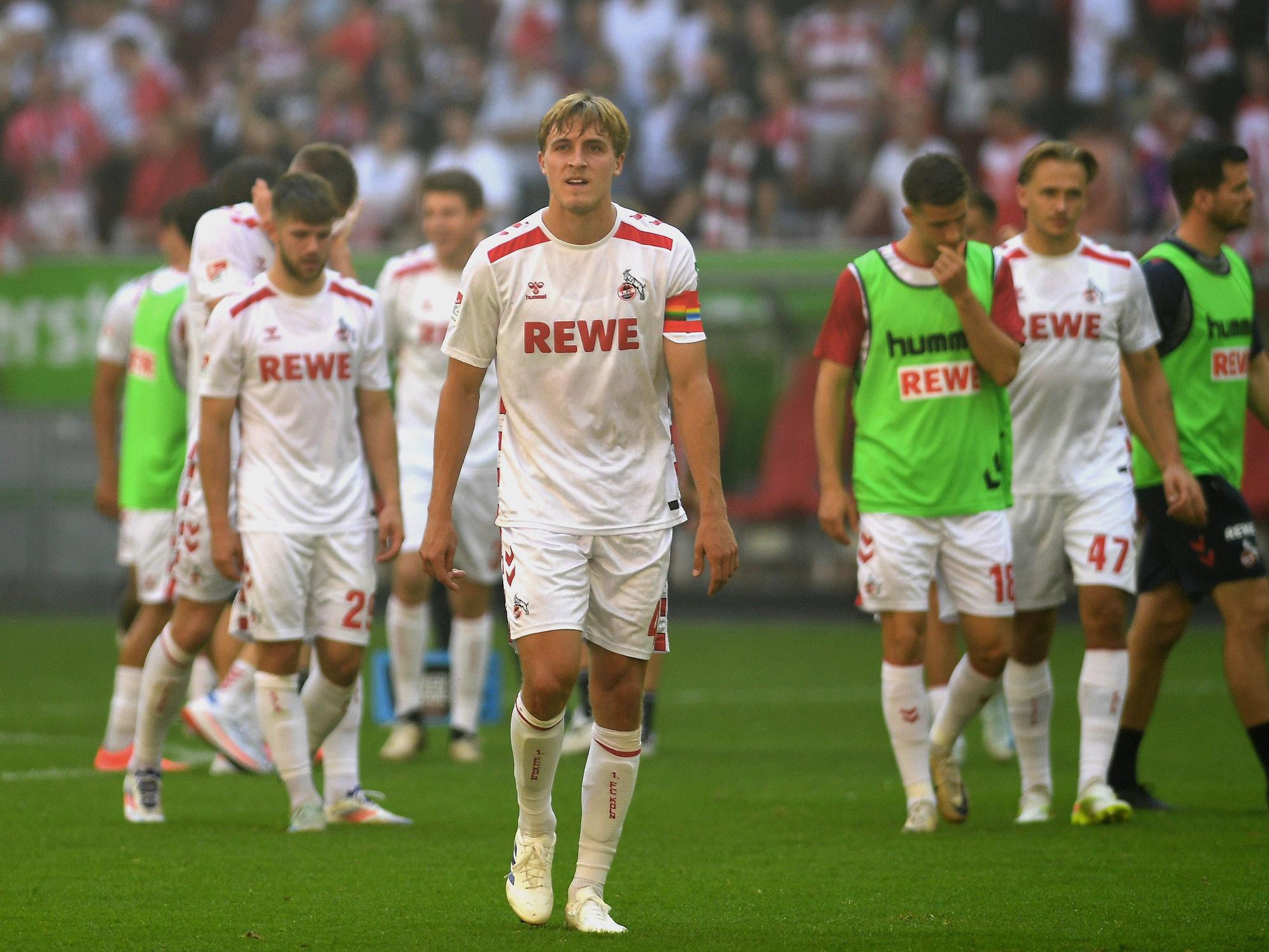 Die Kölner um ihren Kapitän Timo Hübers sind nach dem Abpfiff und dem ganz späten Düsseldorfer Treffer zum 2:2-Endstand bedient.