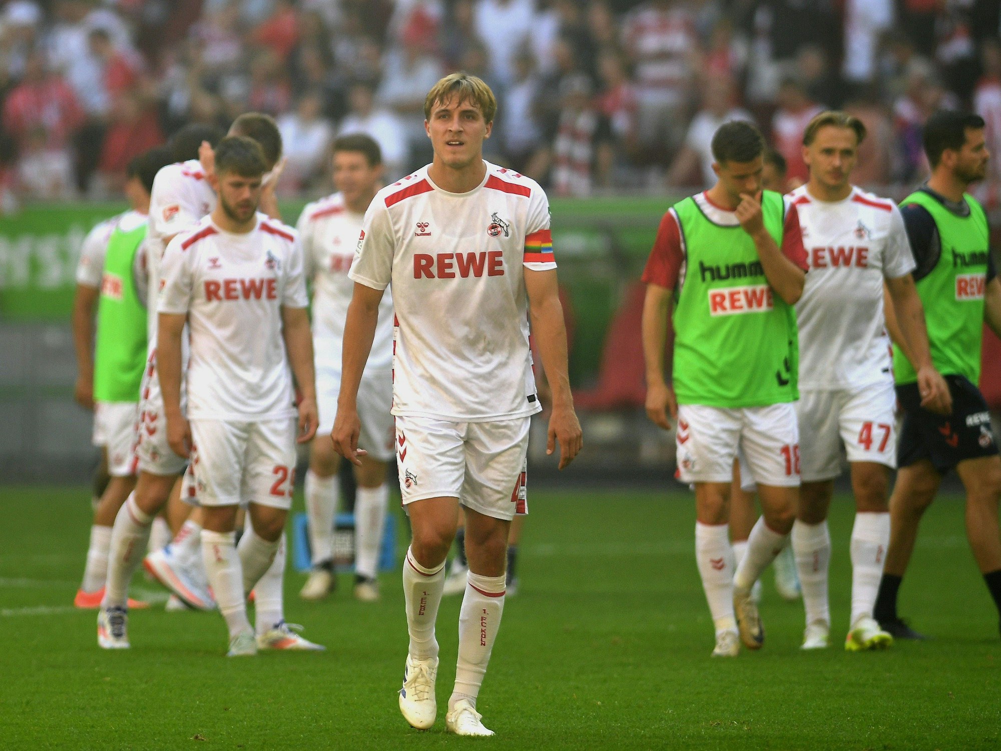 Die Kölner um ihren Kapitän Timo Hübers sind nach dem Abpfiff und dem ganz späten Düsseldorfer Treffer zum 2:2-Endstand bedient.