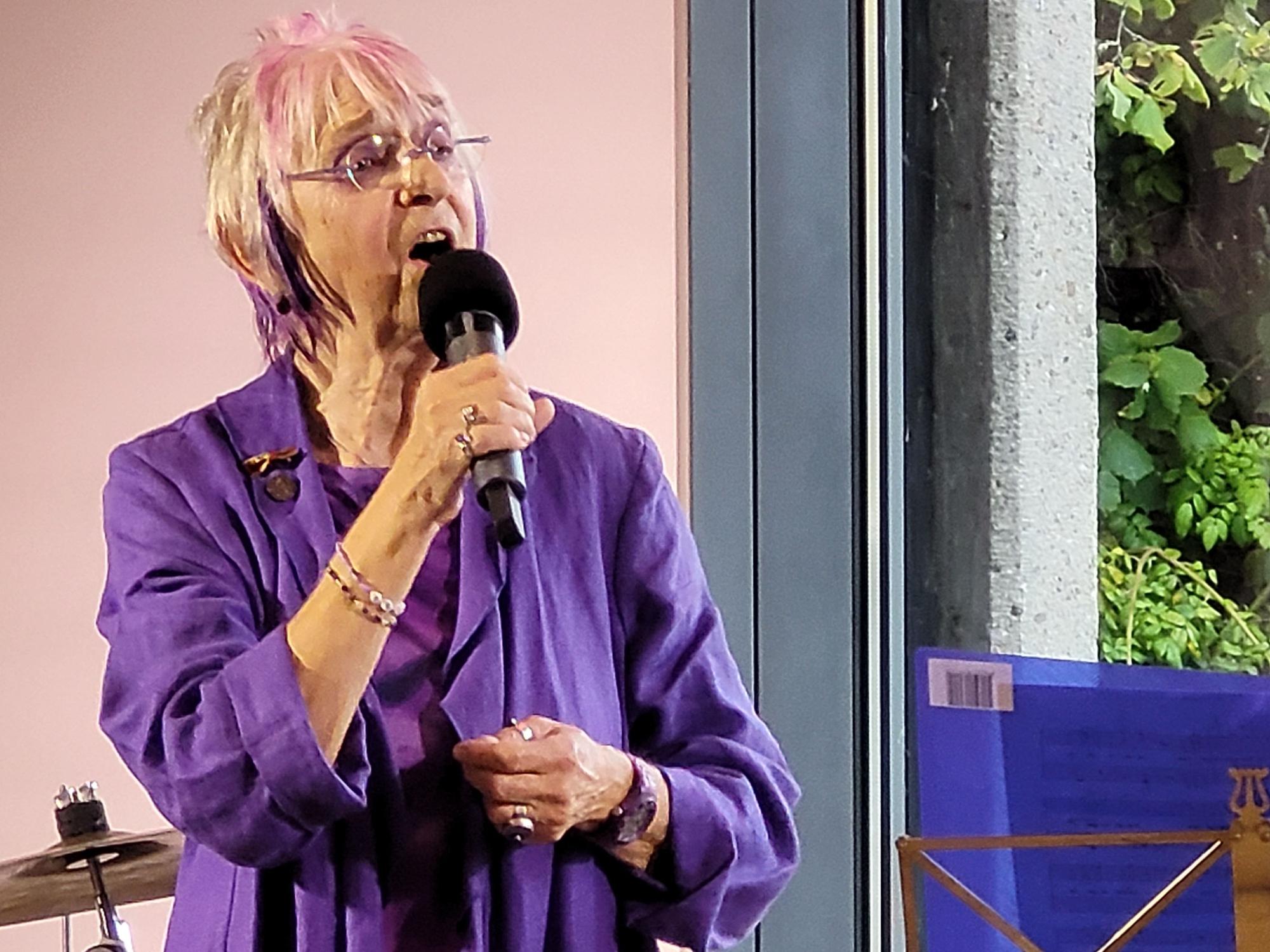 Für den musikalischen Rahmen bei der Feierstunde sorgten die neuen Ehrenbürger selbst: Monika Kampmann (Foto) sang, begleitet von Ingrid Ittel-Fernau.