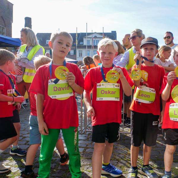 Stolz präsentierten die Zweitklässler David, Oskar, Leon und Lukas der Grundschule Gymnich ihre Medaillen im Zielbereich.