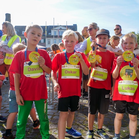 Stolz präsentierten die Zweitklässler David, Oskar, Leon und Lukas der Grundschule Gymnich ihre Medaillen im Zielbereich.