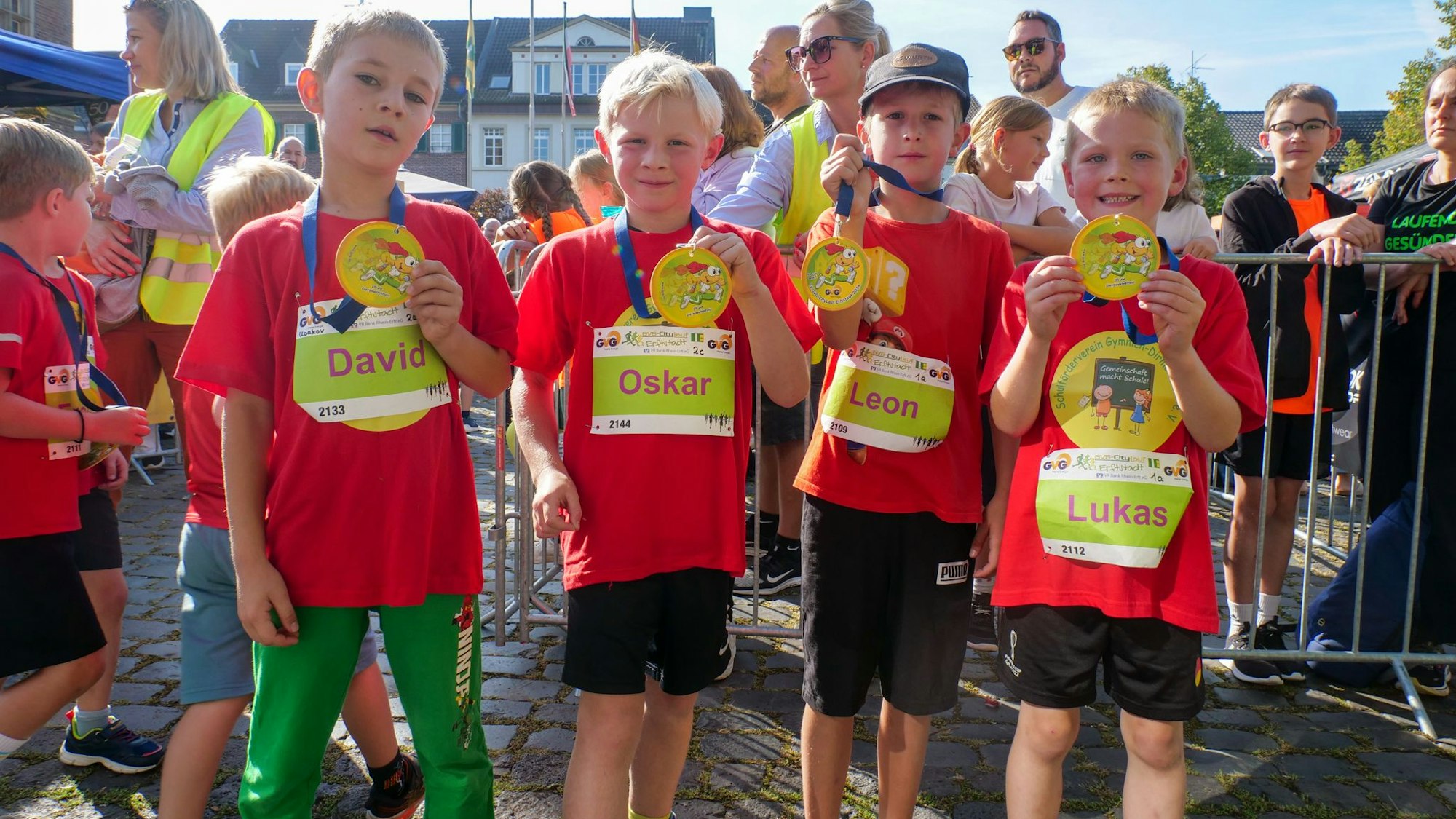 Stolz präsentierten die Zweitklässler David, Oskar, Leon und Lukas der Grundschule Gymnich ihre Medaillen im Zielbereich.