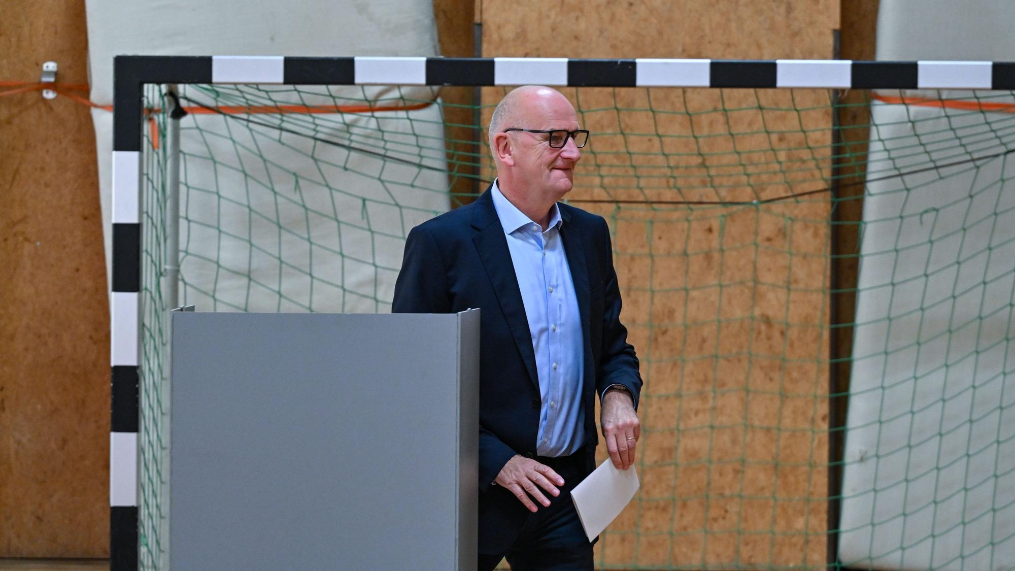 Forst: Dietmar Woidke, Brandenburgs Ministerpräsident und Vorsitzender der SPD in Brandenburg, kommt bei der Stimmabgabe zur Landtagswahl in Brandenburg aus der Wahlkabine.
