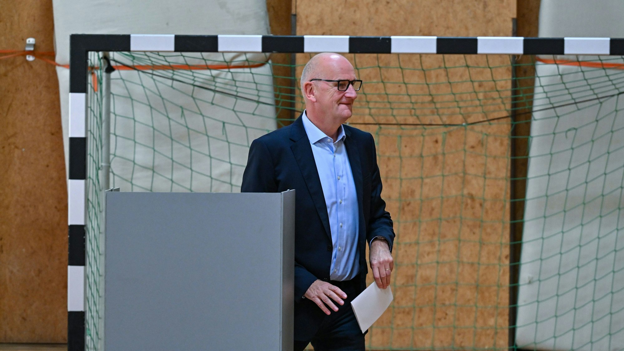 Forst: Dietmar Woidke, Brandenburgs Ministerpräsident und Vorsitzender der SPD in Brandenburg, kommt bei der Stimmabgabe zur Landtagswahl in Brandenburg aus der Wahlkabine.