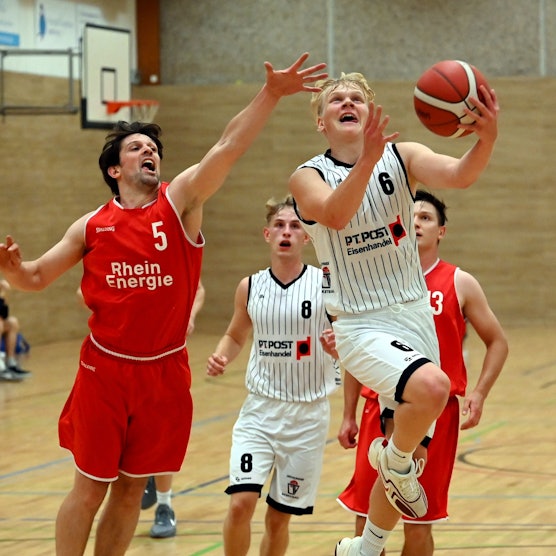 21.09.2024, Basketball-Leichlinger TV - BG Köln
links: Ryan Viehring (Köln)
rechts: Julius Schulz (Leichl)
Foto: Uli Herhaus
