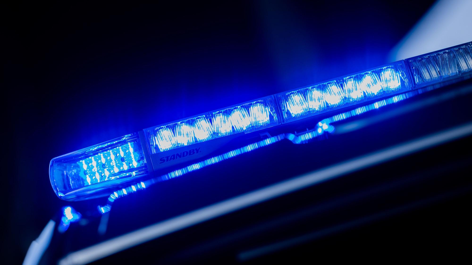 Ein leuchtendes Blaulicht auf einem Polizeifahrzeug.